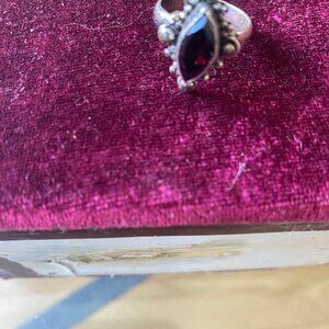 VINTAGE STERLING SILVER RING WITH STONE.